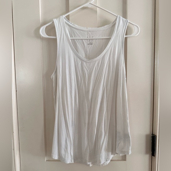 A New Day White V-Neck Flowy Tank Top - Picture 3 of 16